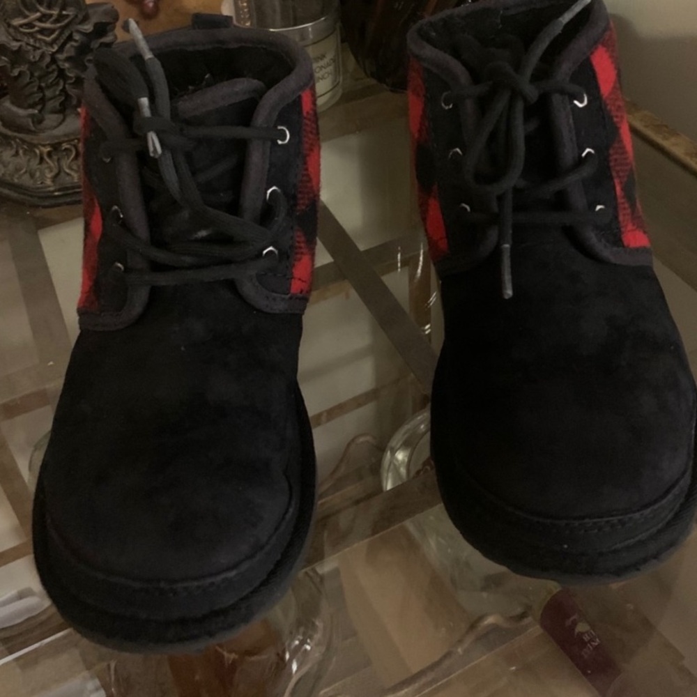 Ugg Neumel boot Size 3 Kids Unisex Red & Black Buffalo Plaid EUC Sherpa Lined